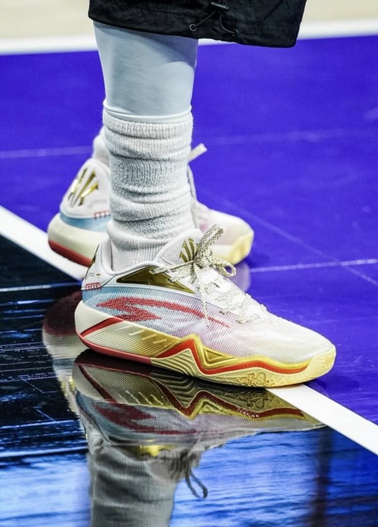 感觉如何？欧文今天训练中上脚即将推出的第三代签名鞋The KAI 3