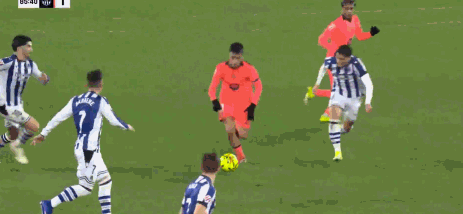 开云体育-世体：曼萨诺可能因为在皇社vs巴萨时的执法表现被停哨一轮