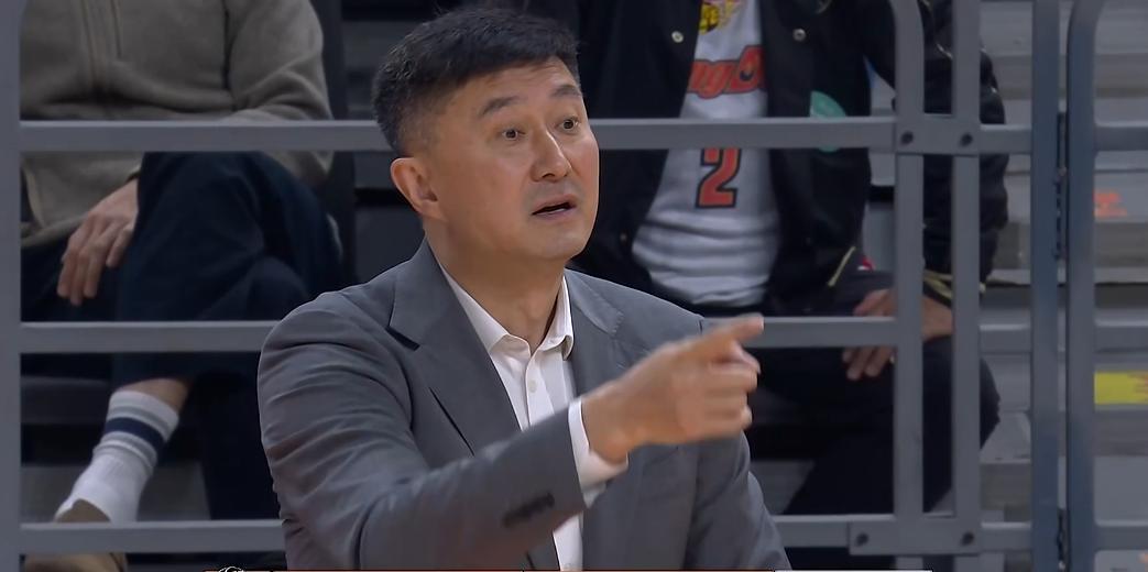 开云官方-菜鸡互啄!鬼才杜锋奇葩怪阵激活胡明轩,末节导演20-7逆转天津