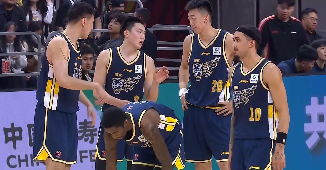 开云官方-菜鸡互啄!鬼才杜锋奇葩怪阵激活胡明轩,末节导演20-7逆转天津